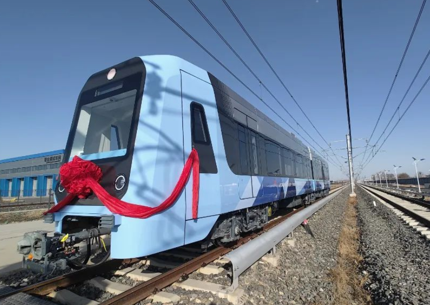 國內首列氫燃料混合動力鉸接輕軌車在河北京車智能制造基地下線